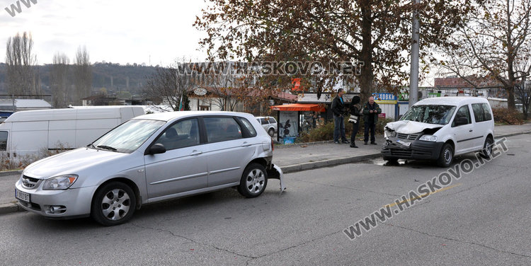 Забързан се загледа в КАТ и се натресе в спряла кола