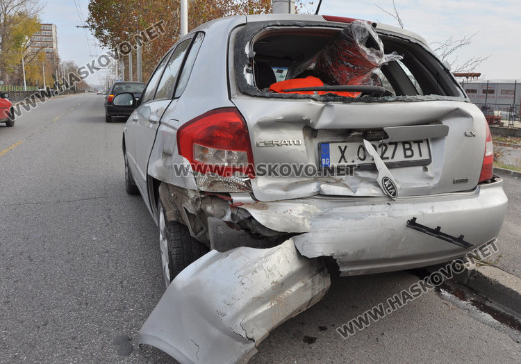 Забързан се загледа в КАТ и се натресе в спряла кола