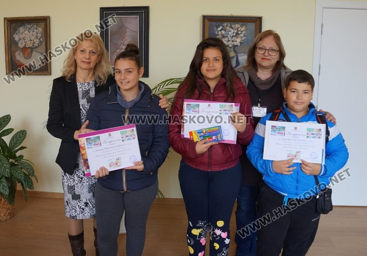 Децата с директора на училището Дорина Желязкова и преподавателя Лилия Радкова