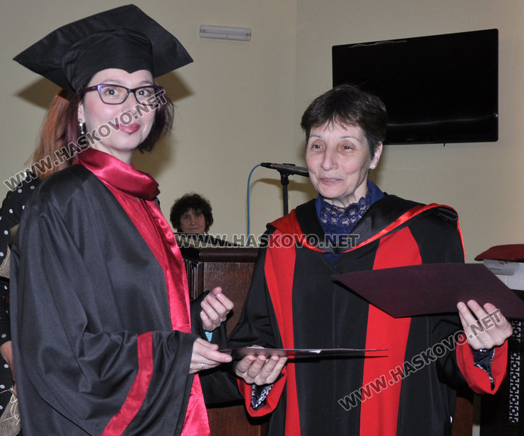 Зам.-ректорът на Тракийски университет - Стара Загора (вдясно) връчи дипломата на отличничката на випуска Клемтина Димова (вляво)