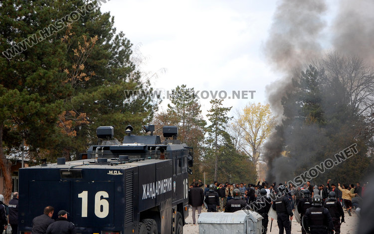 Втори бунт в Харманли! 14 ранени полицаи, 200 бежанци в ареста, пристигна и Борисов