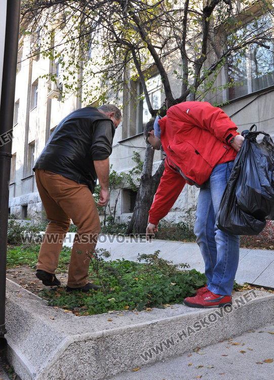 Газовата тръба стига дотук. Отгоре вече расте трева