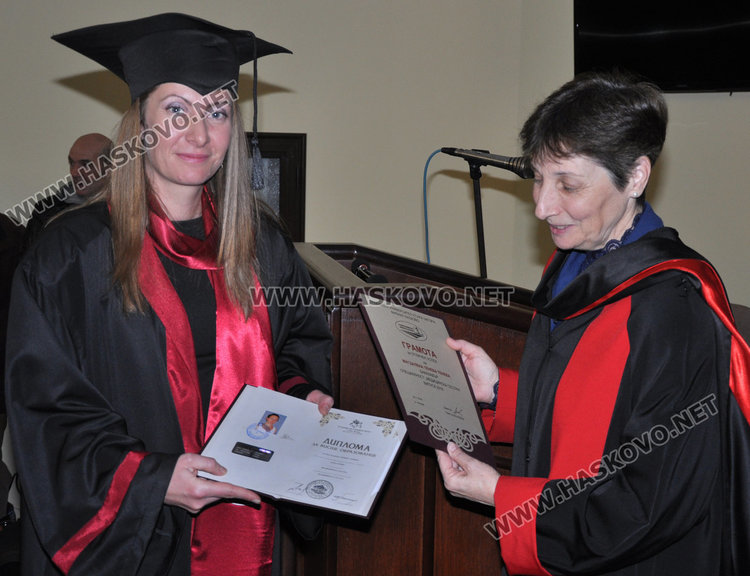 Магдалена Тенева (вляво) е отличник в специалност "Медицинска сестра"