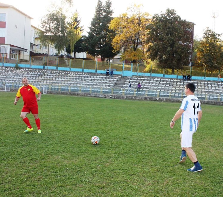 Кметът на Ардино тренира за решаващ футболен мач