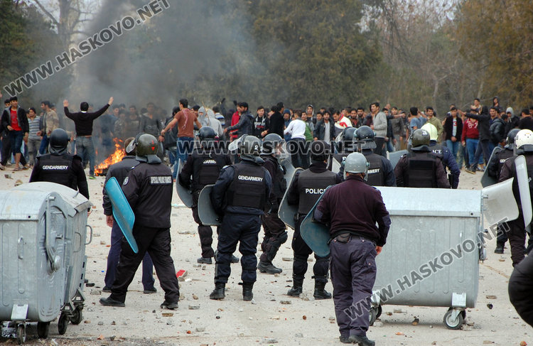 Полицай пострада при сблъсъците в бежанския лагер в Харманли 