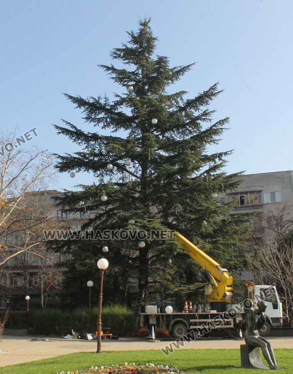 Поставят нова коледна украса пред кино "Химик"