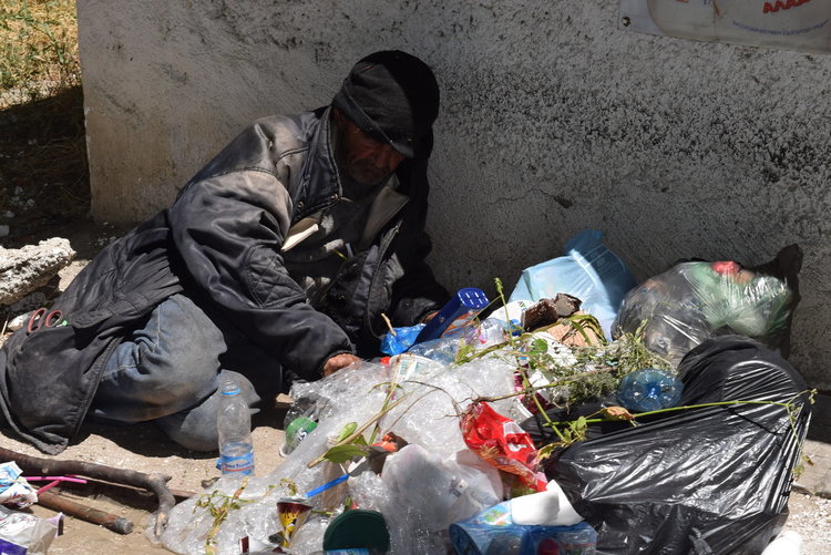 Клошар тъне в боклуци до Военния клуб