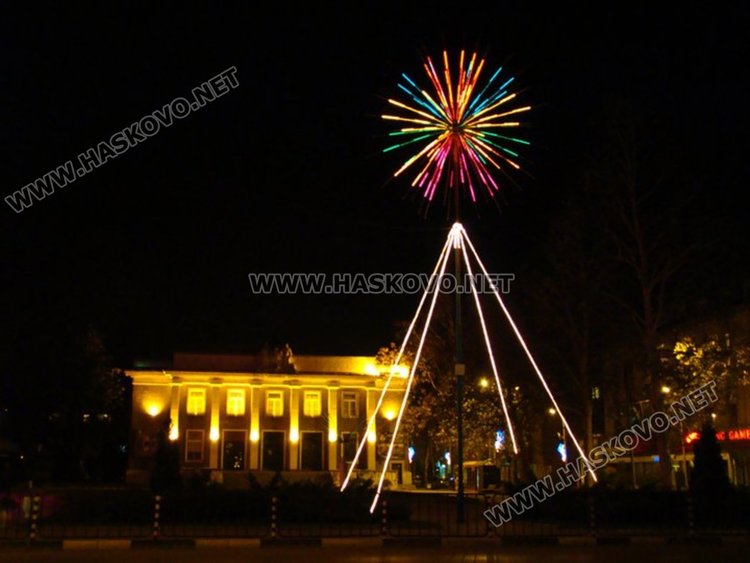 Украсата на площада пред киното преди