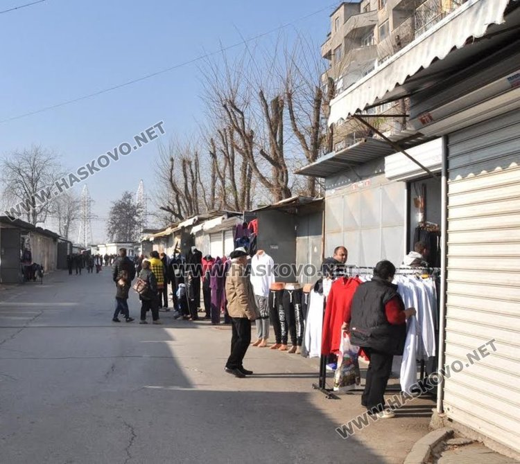 Днес  бяха отворени голяма част от търговските обекти.