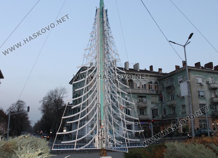 Нова коледната украса е поставена на площада пред Културен дом "Химик" тази година