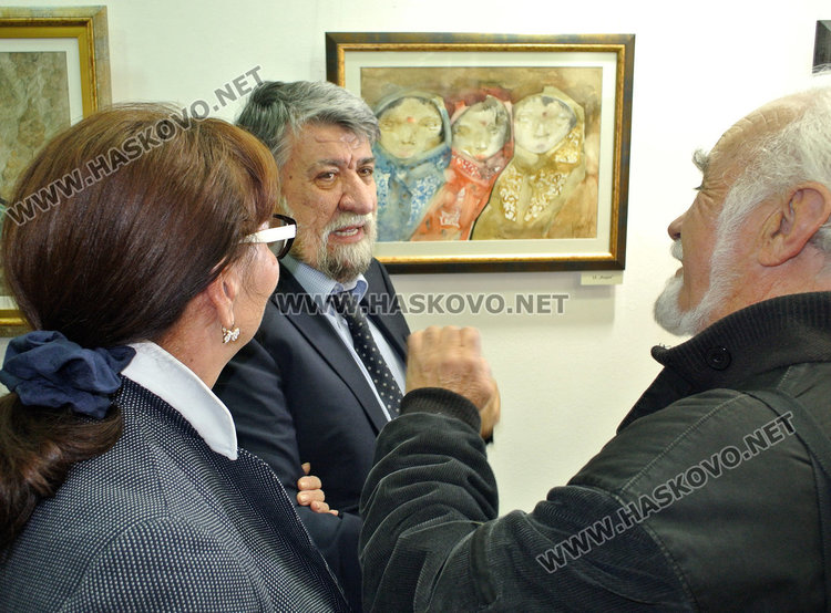 Вежди Рашидов и Силвия Предова пред картината, която министърът подари на актрисата.До тях е Иван Чаушев