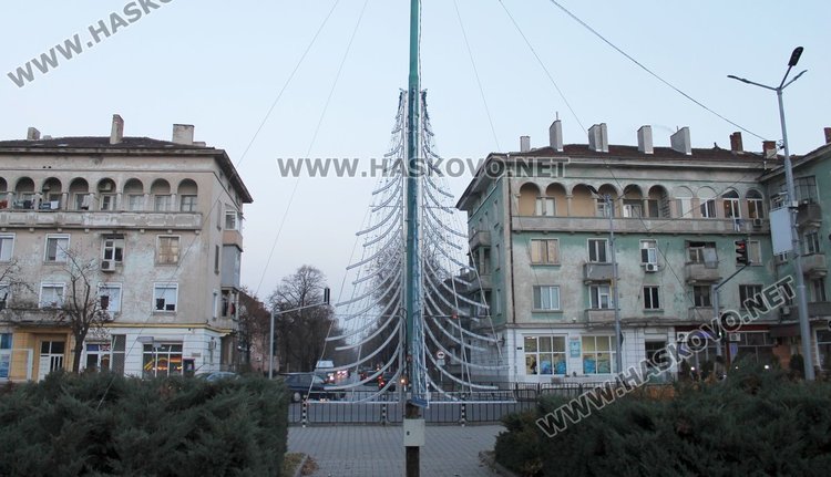 Поставят нова коледна украса пред кино "Химик"