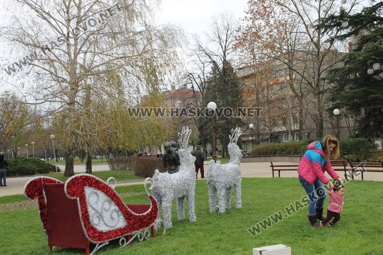 Днес в зелената площ пред кметдтвото бе поставена шейната с двата сребристи елена, която бе нова атракция миналата Коледа
