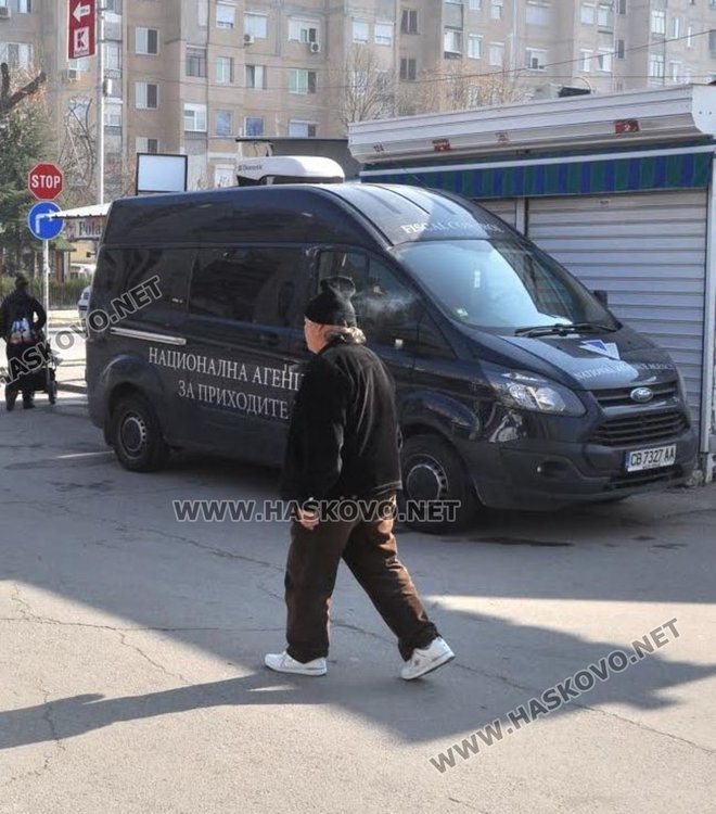 На тържището се забелязваше само бус на НАП
