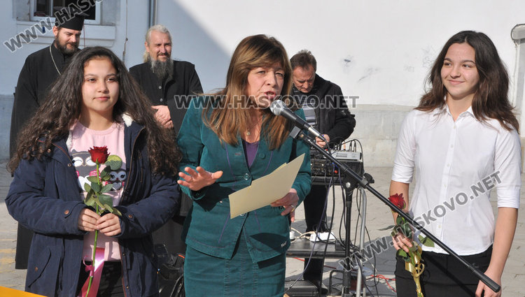 Директорът Гинка Райчева връчи награди за достоен ученик на Бурчин Синай (вляво) и Анелия Канарчева (вдясно)