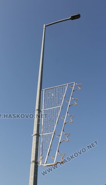 Профилактика на украсата по ел.стълбовете се прави от Общината