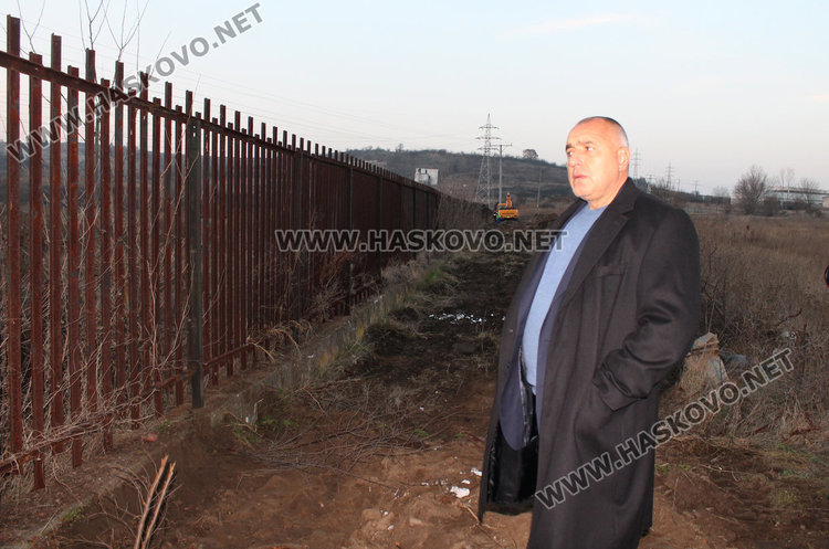 До седмица изграждат нова ограда на лагера в Харманли  