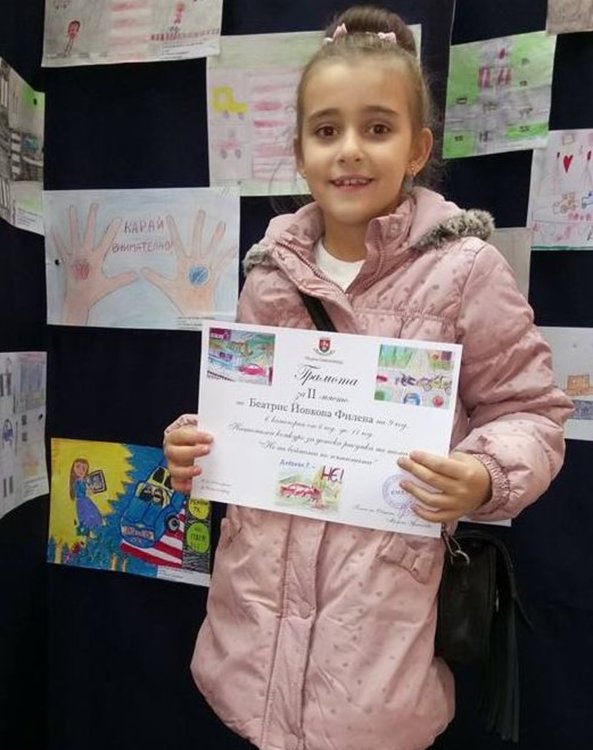 Второ място в националния конкурс за детска рисунка на тема „Не на войната по пътищата” завоюва второкласничката Беатрис Филева от ОУ "П.Славейков"