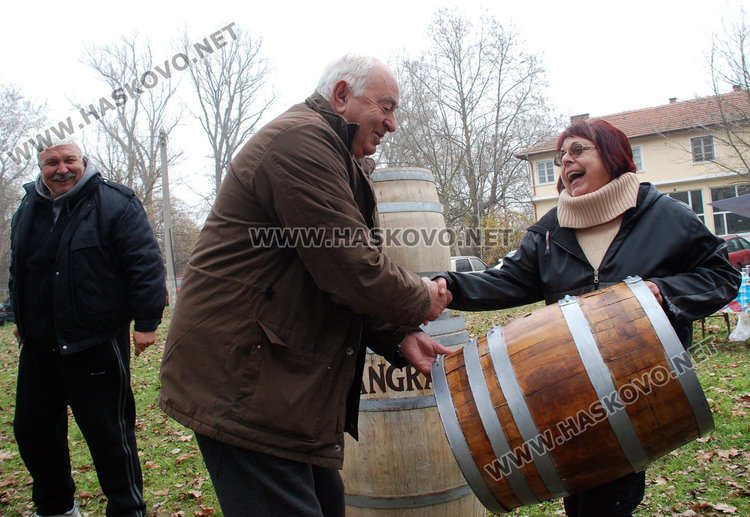 Милена Данаилова, трето място,  получава наградата си. През последните години все повече жени печелят надпреварата за най-добро домашно червено вино