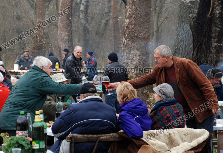 2 дни след бунта Харманли го удари на ядене и пиене, избра винар на годината