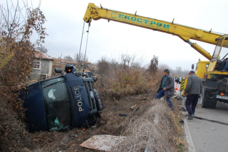 Полицейски бус се обърна в канавка, трима униформени оцеляват по чудо
