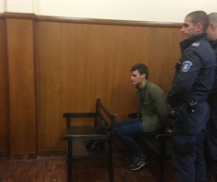 Постоянен арест за афганистанеца, обвинен, че е запалил флага