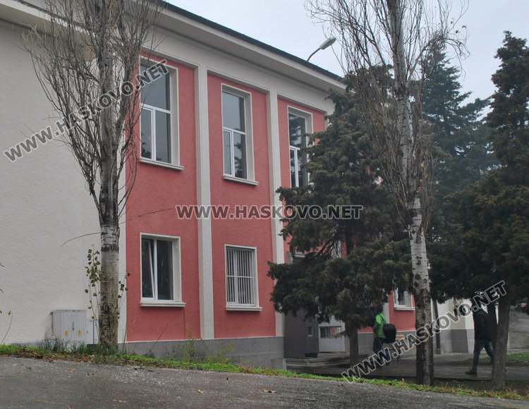 Покривът на стадион „Хасково“ протече, правят спешен ремонт 