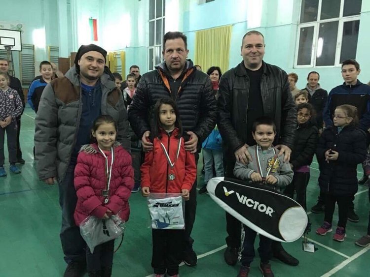 Родители забравиха болежки и се хвърлиха да защитават семейната чест в турнир по бадминтон