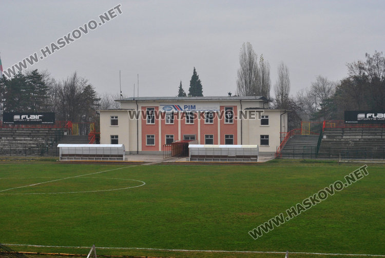 Покривът на стадион „Хасково“ протече, правят спешен ремонт 