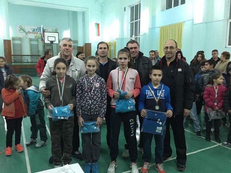 Родители забравиха болежки и се хвърлиха да защитават семейната чест в турнир по бадминтон