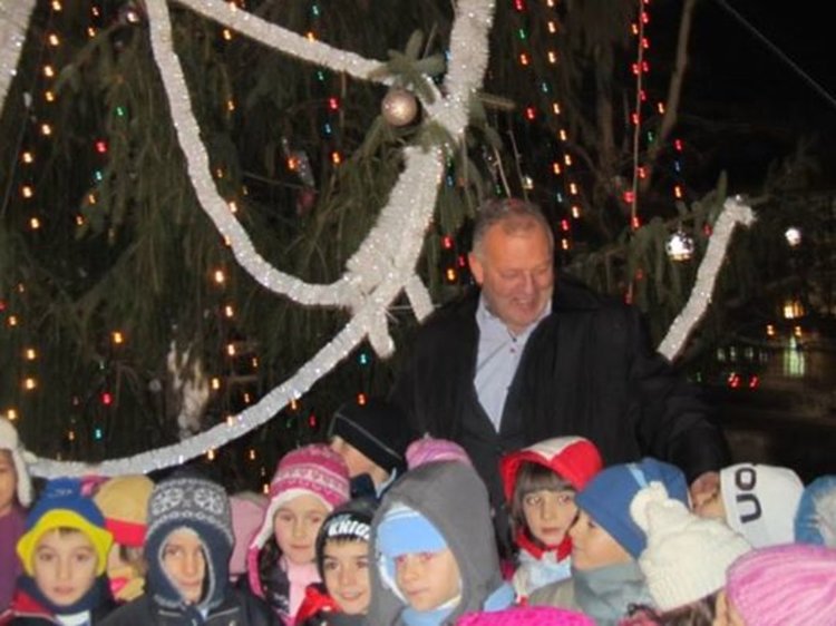 Шестметрова изкуствена елха грейва на Никулден в Смолян