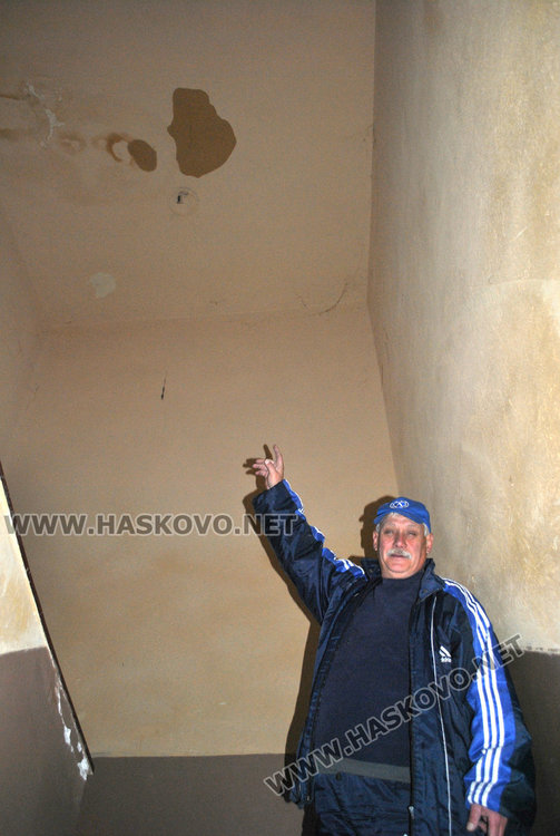 Покривът на стадион „Хасково“ протече, правят спешен ремонт 