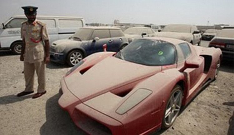 Ferrari Enzo, изоставено от собственика си в Дубай