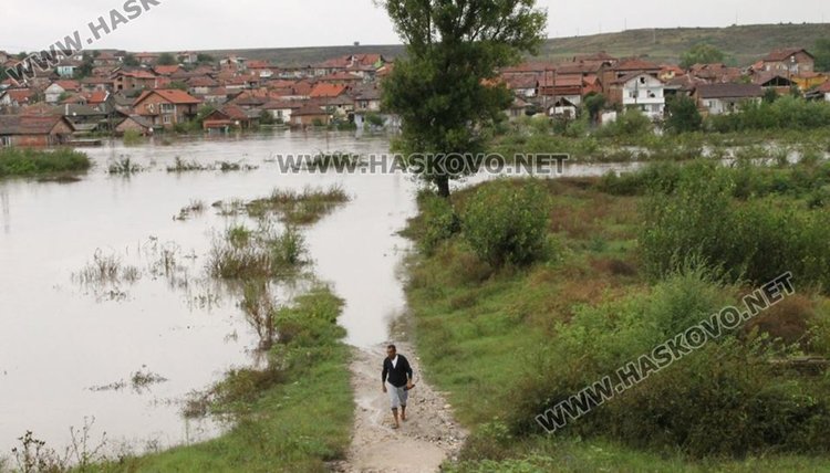 При обилни валежи и снеготопене река Меричлерска залива близо 20 къщи в кв."Изток"