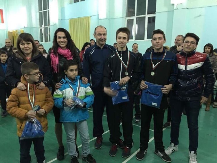 Родители забравиха болежки и се хвърлиха да защитават семейната чест в турнир по бадминтон