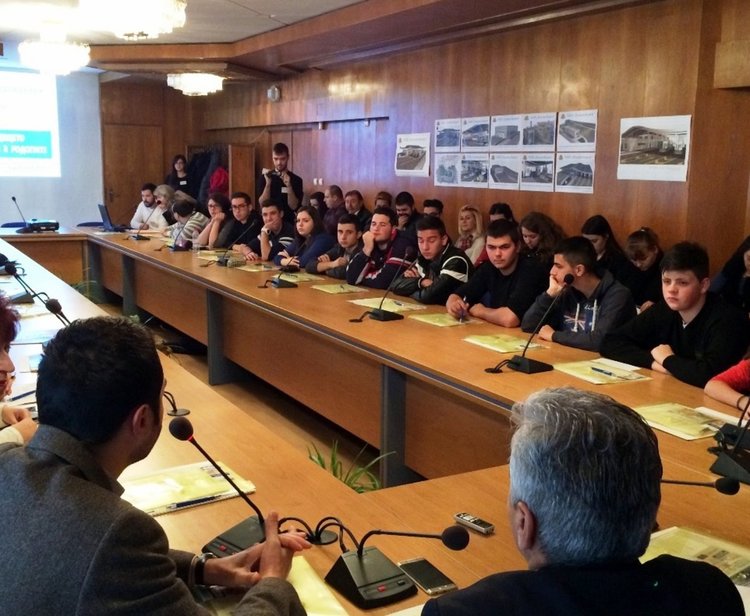 Младежи от 5 общини в Смолянска област дискутираха бъдещето си в Родопите 