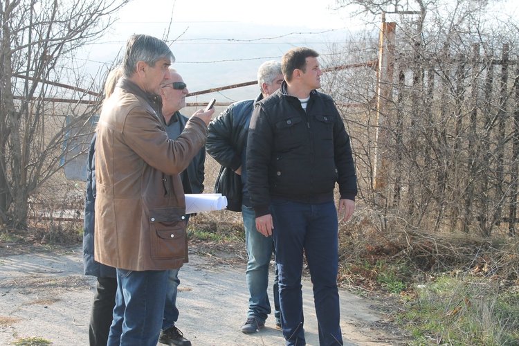 3-метрова ограда с бодлива тел ще опасва бежанския лагер в Харманли