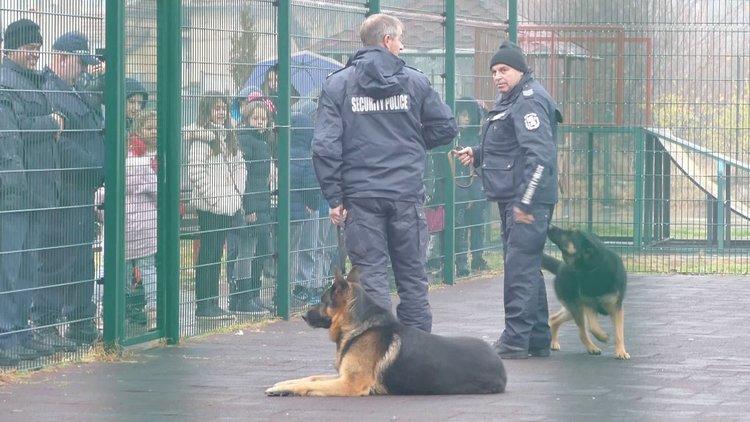 Демонстрации с куче гледаха децата от Полицейската академия