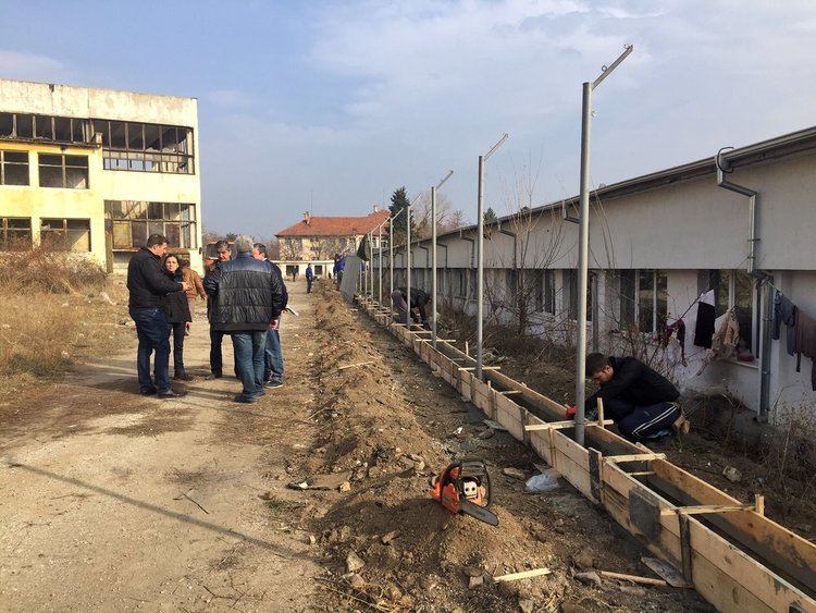 3-метрова ограда с бодлива тел ще опасва бежанския лагер в Харманли