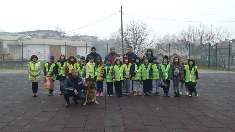 Демонстрации с куче гледаха децата от Полицейската академия