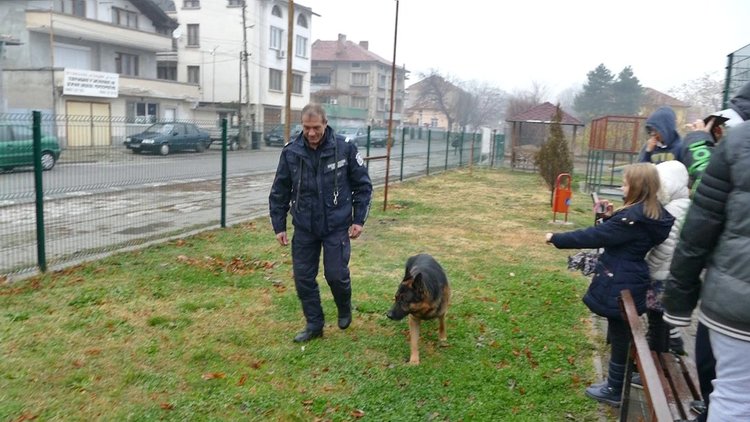 Демонстрации с куче гледаха децата от Полицейската академия