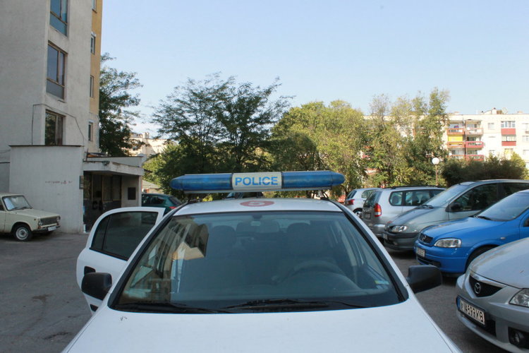 Хванаха 23-годишен димитровградчанин, обирал автомобили