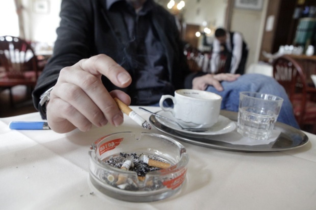 Резултат с изображение за „пушене в кафене“"