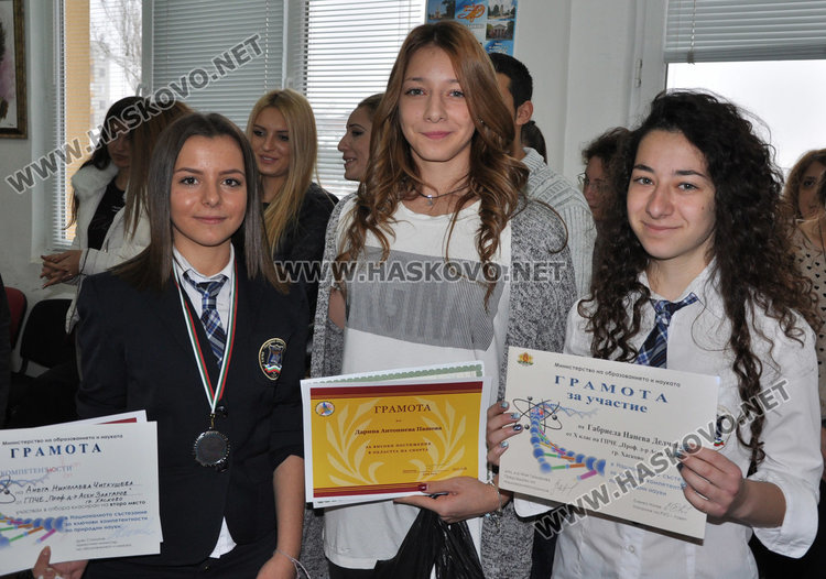 Правят Стена на успеха в Езиковата, вписват имената на изявените ученици