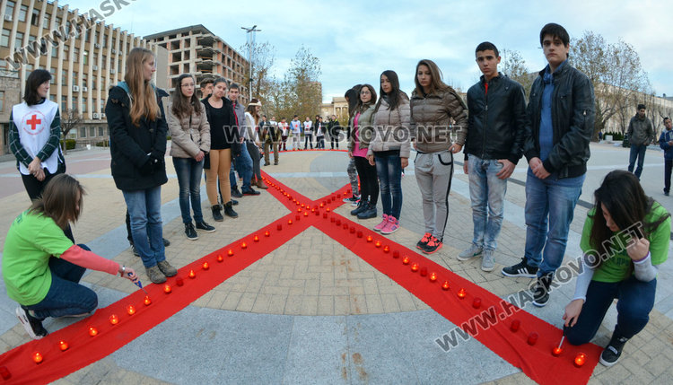 Младежи палят факли в памет на жертвите от СПИН