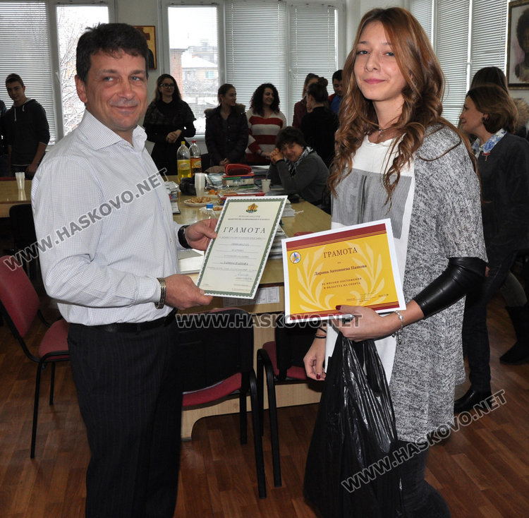 Правят Стена на успеха в Езиковата, вписват имената на изявените ученици