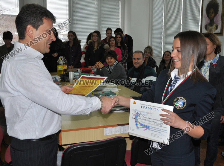 Награда за  Анета Читкушева за успехите й в сверата на природните науки