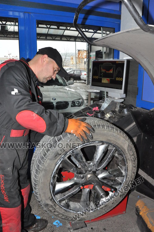 Първи снежец и народът се юрна за зимни гуми