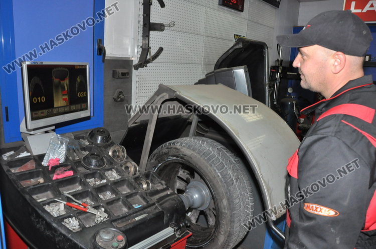 Първи снежец и народът се юрна за зимни гуми