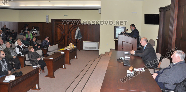 Писателски войни избухнаха в Хасково за „Край реката с тополите“